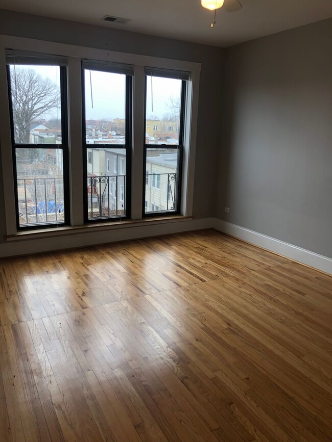 Building Photo - Avondale - Huge Top Floor 2-Bedroom/1-Bath...