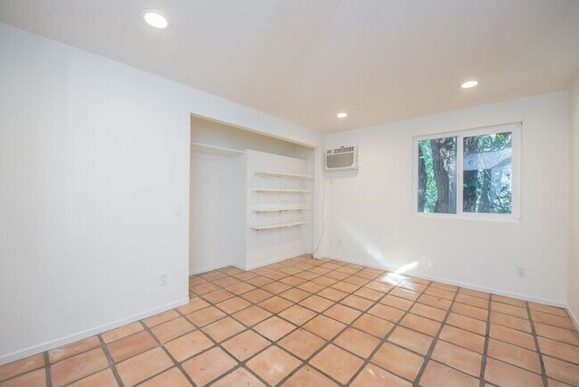 Building Photo - Anaheim Hills