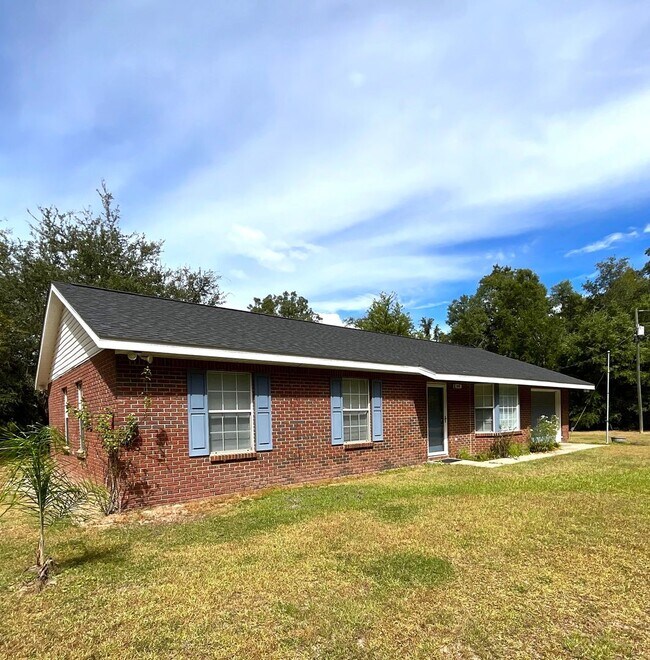 Building Photo - Country Setting on Paved Road