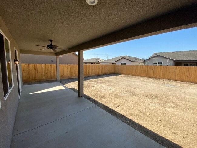 Building Photo - Gorgeous NEWER home between Tulare and Vis...