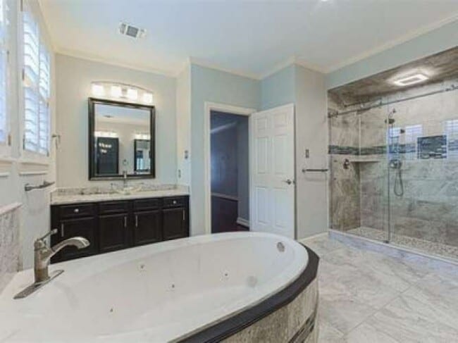 Building Photo - 20115 Echo Falls Dr