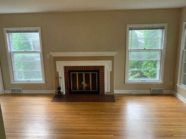 Building Photo - 842 7th Ave SW