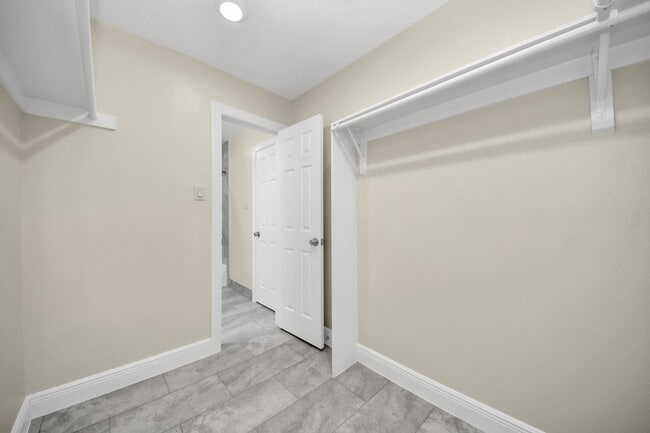 Building Photo - 7066 Villa Dr