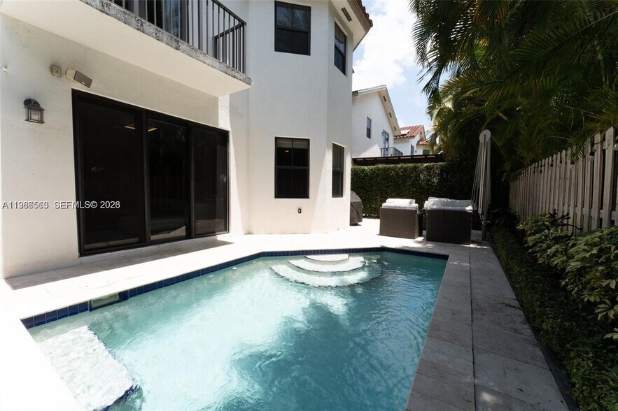 Building Photo - 10560 NW 69th Ter