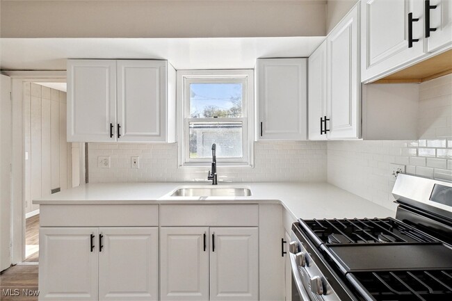 Building Photo - 715 E 258th St