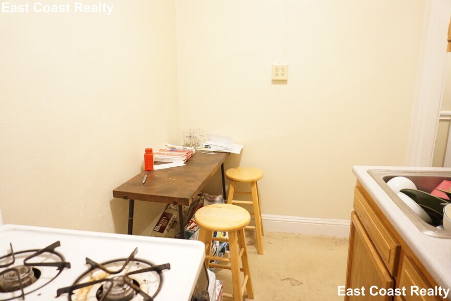 Building Photo - 225 Kelton St