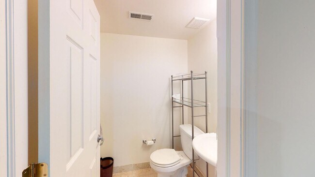 Building Photo - Three Bed Graduate Hospital Apartment