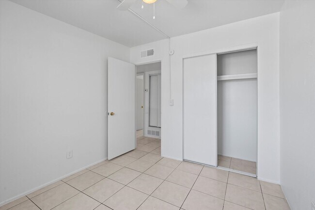 Building Photo - Eastside Spacious home