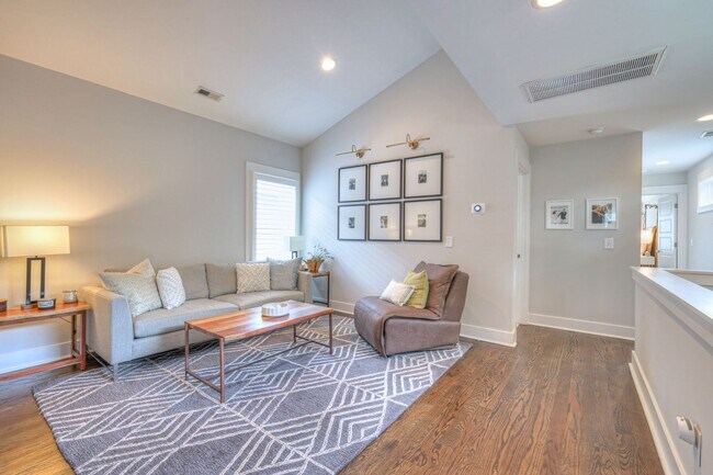 Building Photo - Luxurious 4BR Home Close to 12 South