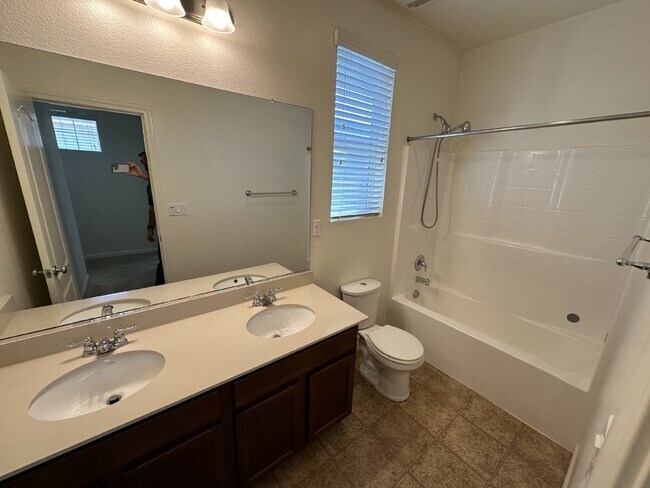 Building Photo - Gorgeous 4 Bedroom, 2.5 Bath Single Story in Summer Lakes Community