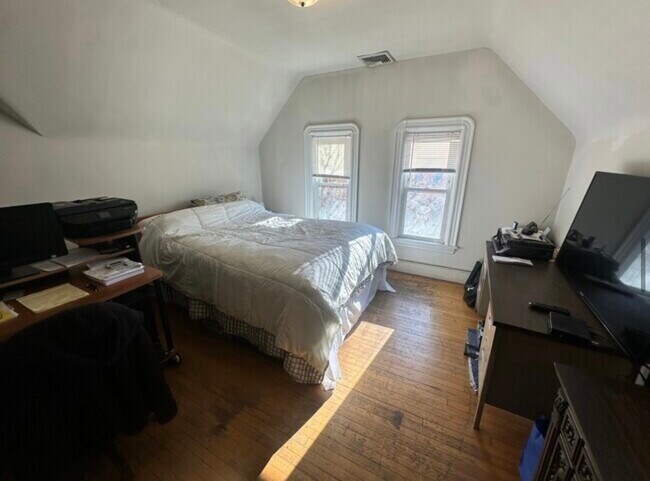 Building Photo - 147 Willow Ave