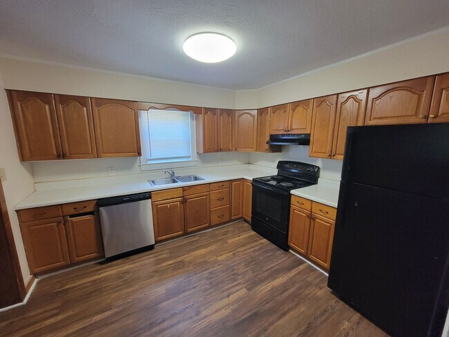 Building Photo - 3 Bedroom 2 Bathroom House
