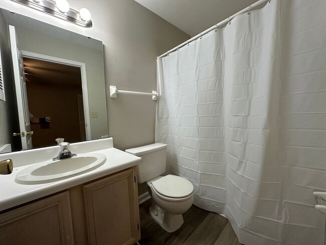 Building Photo - 2 story unit off E Park Ave avail NOW!