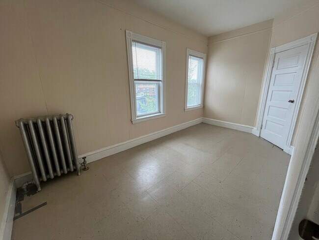 Building Photo - 175 River St