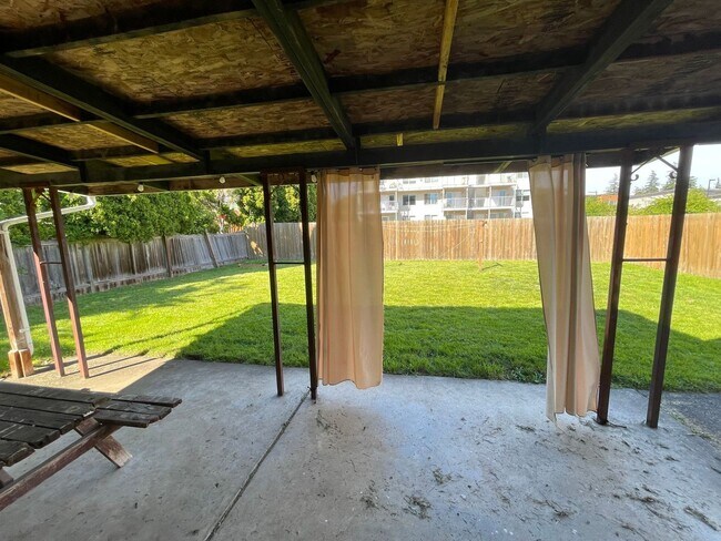 Building Photo - AVAILABLE NOW: 2 bdrm/1 bath House