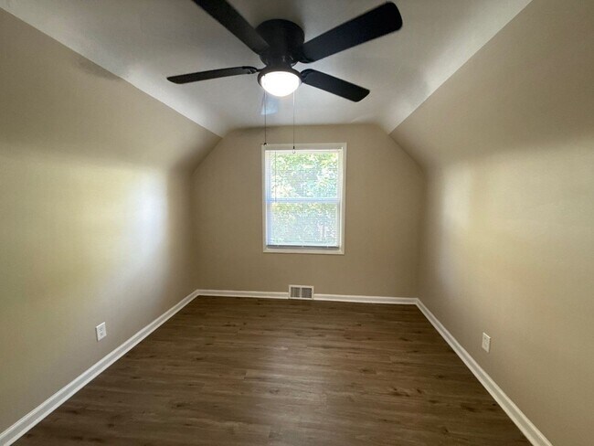 Building Photo - This beautifully updated 3-bedroom, 1-bath...