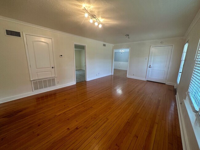 Building Photo - 425 Louisiana Ave