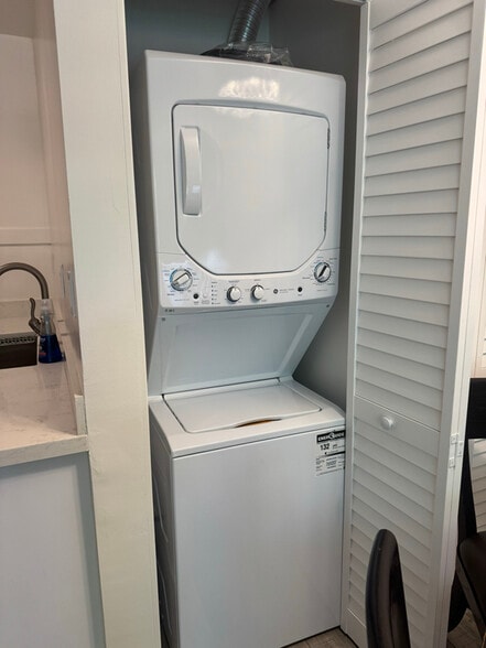 Building Photo - 2141 Forest View Ave