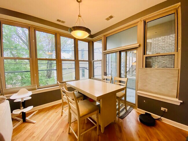 Building Photo - 3113 W Lawrence Ave