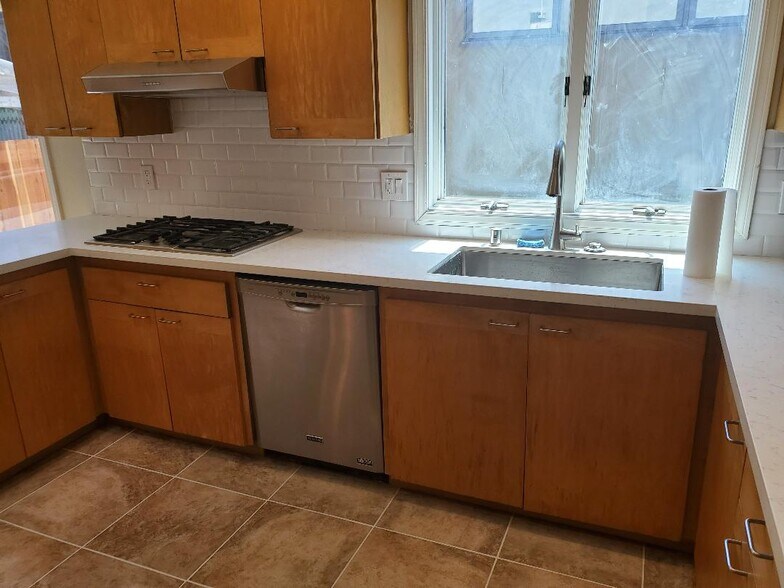 Kitchen - 547 Santa Clara Ave