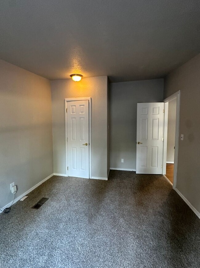 Building Photo - Adorable home in La Pine area, 1.5 acres fully fenced!!