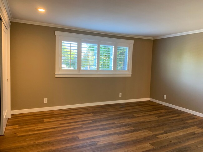 Building Photo - Gorgeously remodeled 2 bed 2.5 bath duplex...