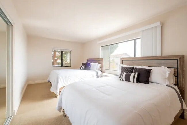 Building Photo - Hilltop 5BR Retreat w/ Sunset Views + Game Room