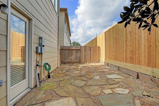 Building Photo - 3830 Center Plaza Dr