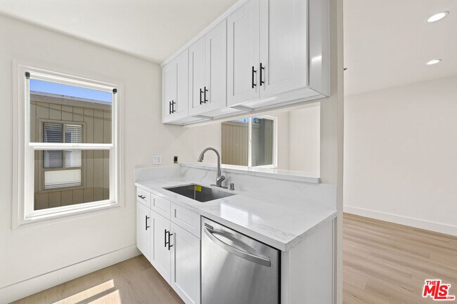 Building Photo - 635 Westmount Dr