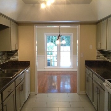 Building Photo - 2960 Woodruff Dr SE