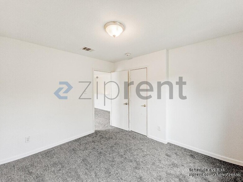 Building Photo - Unit