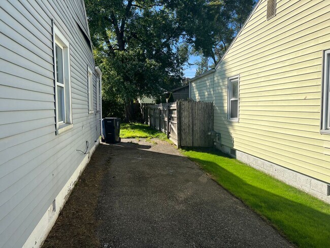 Building Photo - 2-bedroom, newly remodeled home on Flint's Southwest side.