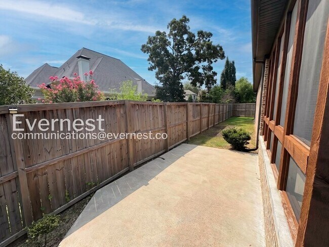 Building Photo - 3 Bed/2 Bath Home with Fenced Yard & Garage / Pet-Friendly / Available Now!