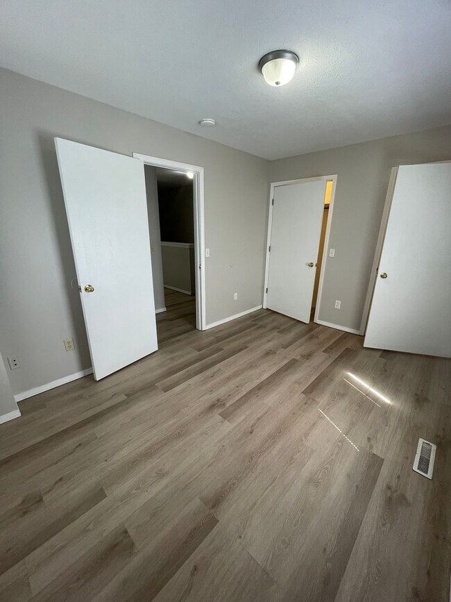 Building Photo - 531-B N Oak Grove Ave