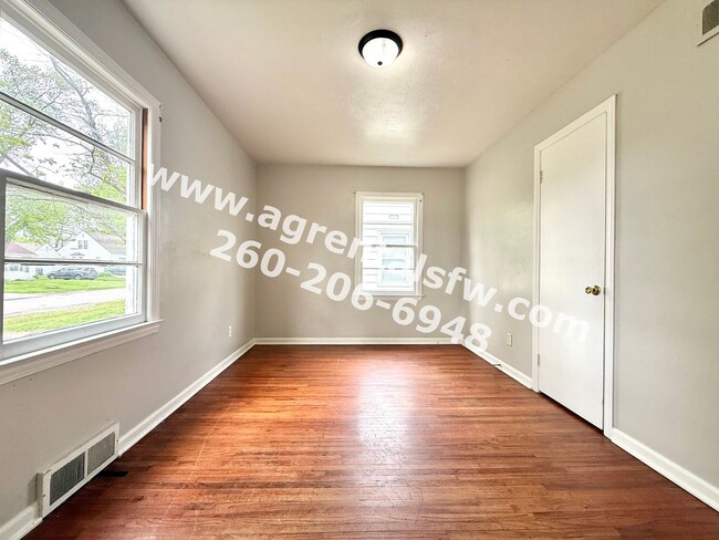 Building Photo - 2 Bedroom House