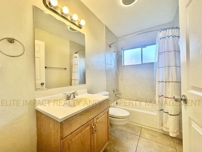 Building Photo - 8338 E Julia St