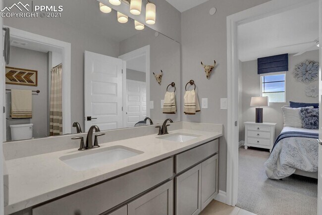 Building Photo - Beautiful and Newer 3 Bedroom Townhome in ...