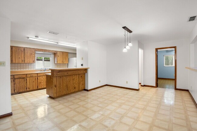 Building Photo - Home For Rent in St Petersburg!