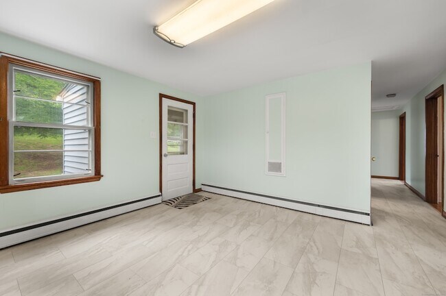 Building Photo - 204 Dunham St