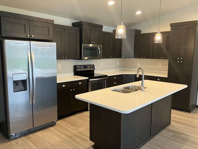 Building Photo - 4 Bed 3 Bath Single Family Home