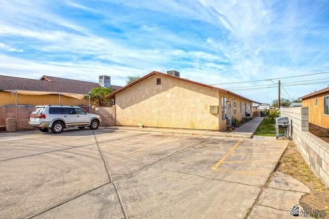 Building Photo - 2114 S Walnut Ave