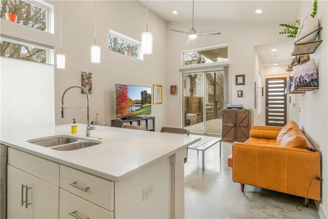 Building Photo - 1609 J J Seabrook Dr