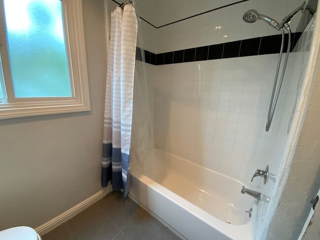 Building Photo - Spacious 3BD Home with Large Backyard, Quartz Counters & 2-Car Garage