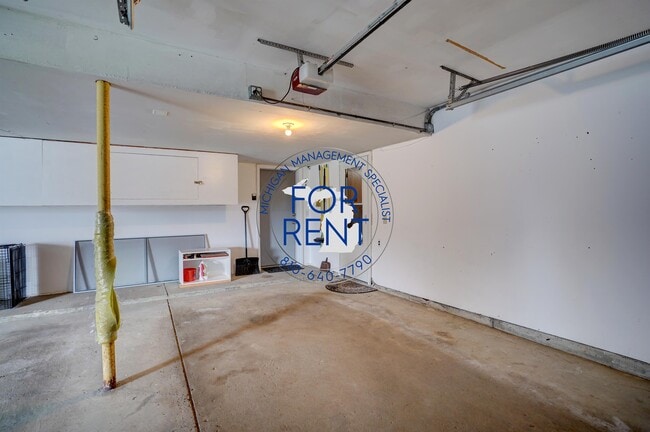 Building Photo - 9435 N Parkwood Dr