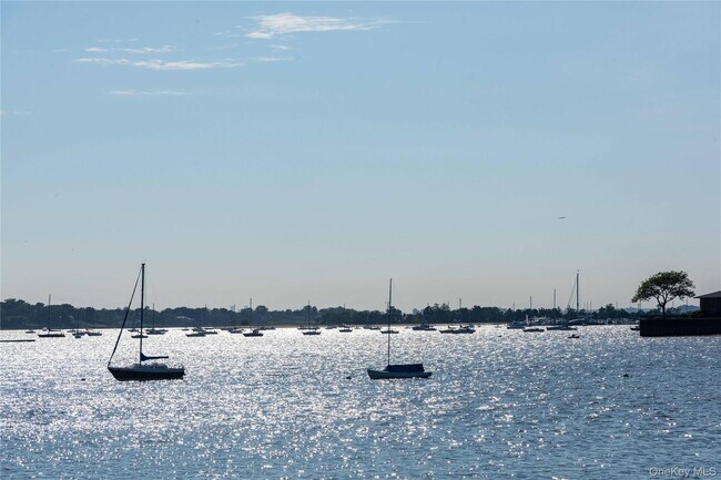 Building Photo - 372 Main St