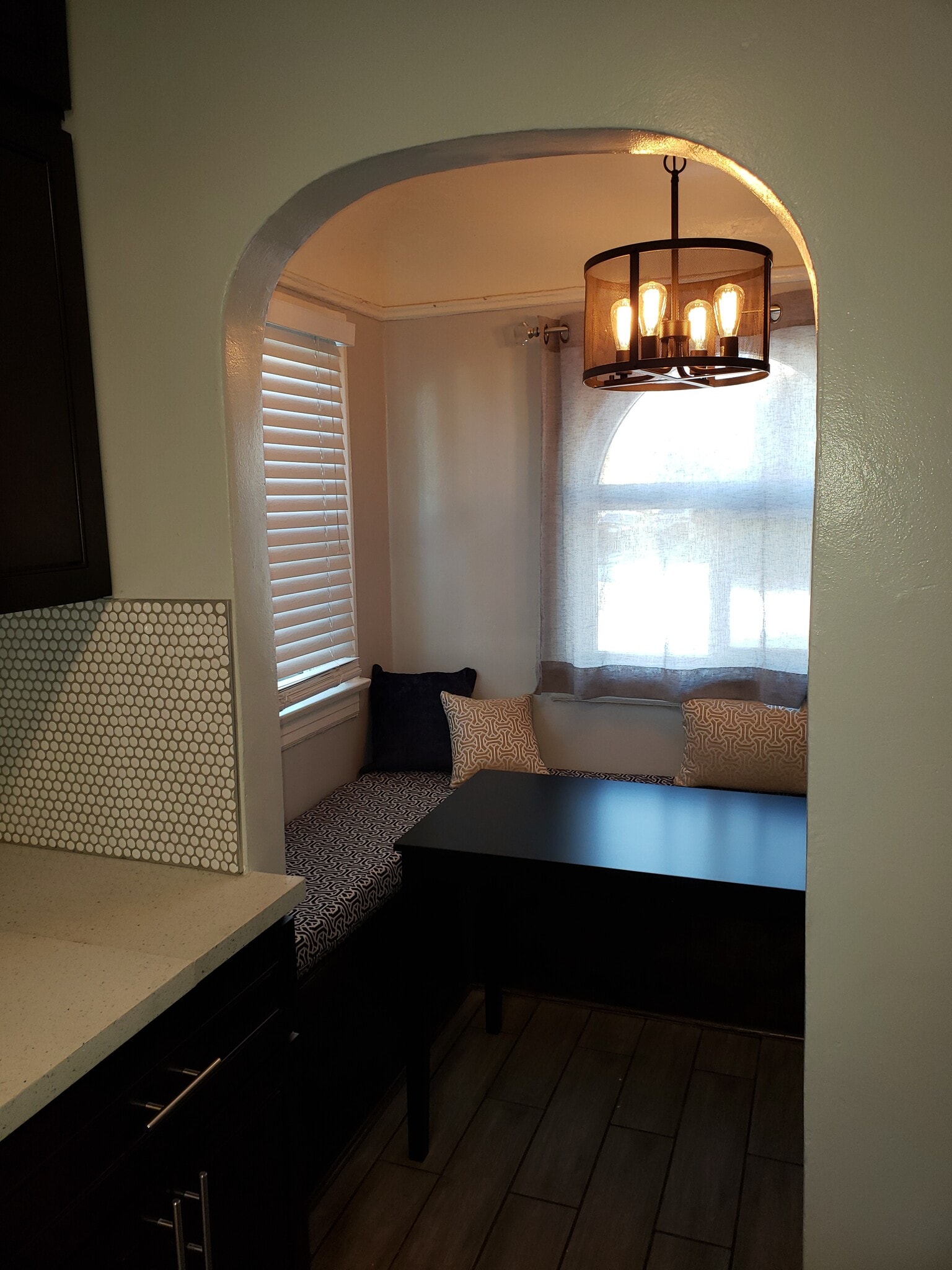 Side image of breakfast nook - 3001 Edgehill Dr