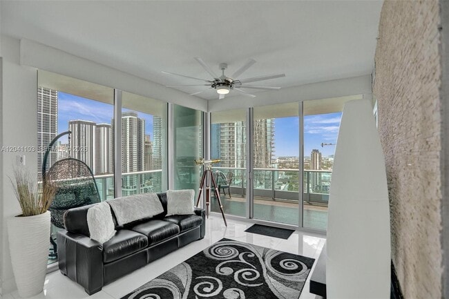 Building Photo - 900 Biscayne Blvd