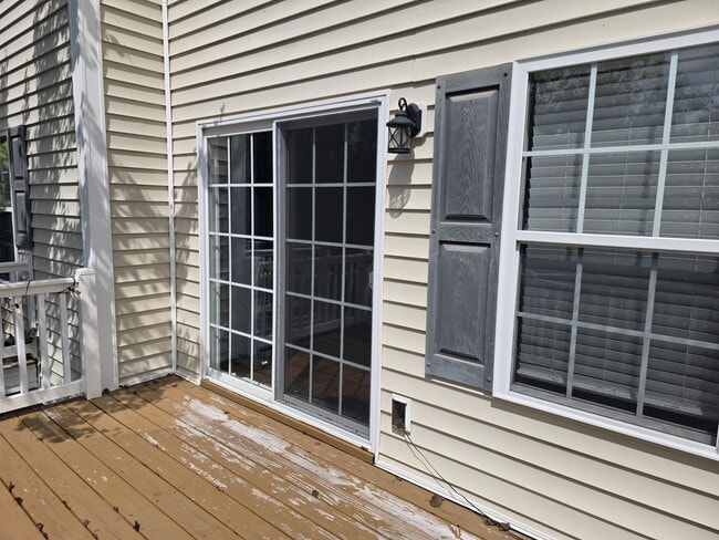 Building Photo - 3 bedroom 3 bath townhouse with one car ga...