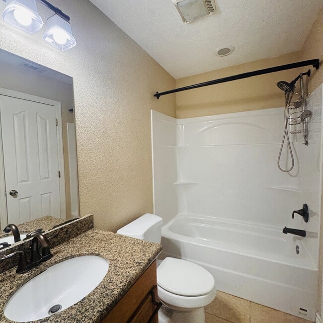 Building Photo - Charming 3-Bed Haven with Granite Elegance in Nederland – Your Perfect Retreat!
