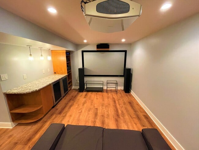 Building Photo - Luxury 5 bed, 3.5 bath with Pool!